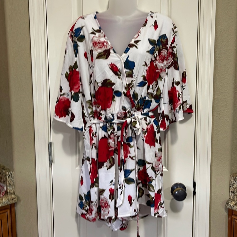 Red blue green and cream shorts romper size XL NWOT